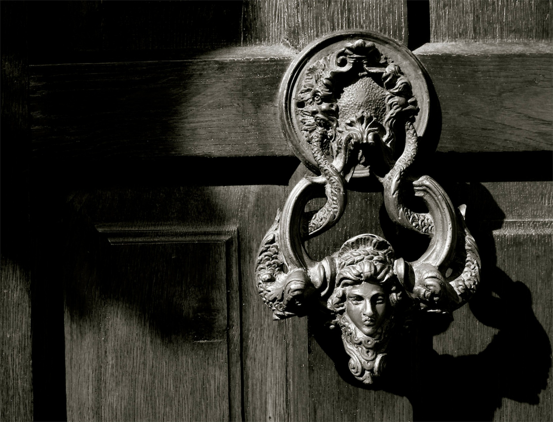 door-199727_1920